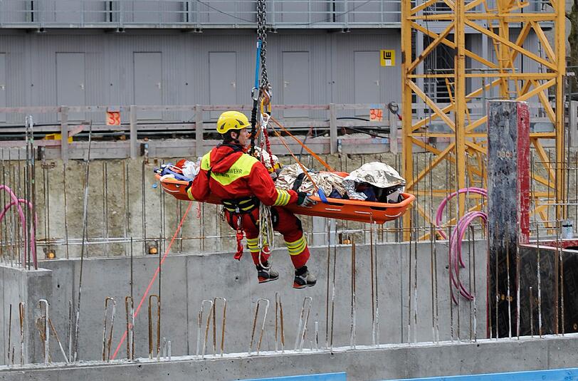Auf einer Trage befestigt wurde der Verletzte mit einem Baukran aus dem Schacht wieder an die Oberfläche gebracht.
