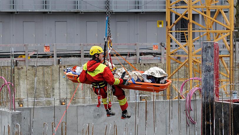 Auf einer Trage befestigt wurde der Verletzte mit einem Baukran aus dem Schacht wieder an die Oberfläche gebracht. Auf einer Trage befestigt wurde der Verletzte mit einem Baukran aus dem Schacht wieder an die Oberfläche gebracht.