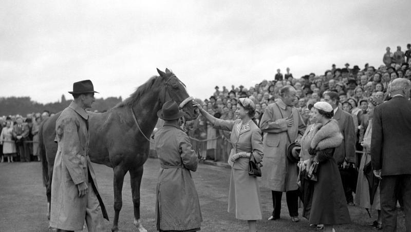 Königin Elizabeth streichelt ihr Pferd Aureole, nachdem es beim Galoprennen in Ascot gewonnen hat.