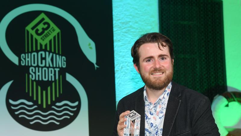 Regisseur Lukas von Berg hält bei der Verleihung der Shocking Shorts Awards im Rahmen des Filmfests München seine Auszeichnung. Foto: Tobias Hase Regisseur Lukas von Berg hält bei der Verleihung der Shocking Shorts Awards im Rahmen des Filmfests München seine Auszeichnung. Foto: Tobias Hase