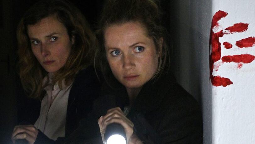"Tatort: Das kalte Haus": Karin Gorniak (Karin Hanczewski) und Leonie Winkler (Cornelia Gröschel) machen eine entsetzliche Entdeckung beim Routinecheck im Haus der Fischers. "Tatort: Das kalte Haus": Karin Gorniak (Karin Hanczewski) und Leonie Winkler (Cornelia Gröschel) machen eine entsetzliche Entdeckung beim Routinecheck im Haus der Fischers.