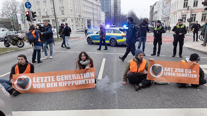 Aktivisten der Umweltgruppe "Letzte Generation" haben sich auf dem Hamburger Gorch-Fock-Wall und wollen damit auf Klimakrise aufmerksam machen.