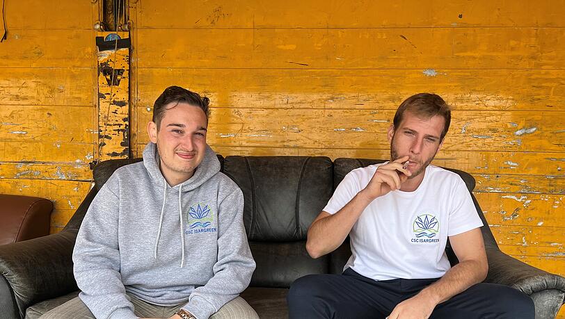 Die zwei Münchner Philipp Jendros und Luca Bartosch (links) bauen seit letztem Jahr den Cannabisclub "CSC Greeners" auf. "Die Cannabisclubs sind völlig gescheitert", sagt Bartosch nach einem Jahr Teillegalisierung.