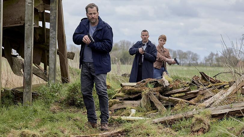 Die Ermittler Frank Weller (Christian Erdmann, links) und Rupert (Barnaby Metschurat) gehen mit ihrer polnischen Austauschkollegin Larissa Jusewicz (Maria Magdalena Wardzinska) einer heißen Spur nach. Die Ermittler Frank Weller (Christian Erdmann, links) und Rupert (Barnaby Metschurat) gehen mit ihrer polnischen Austauschkollegin Larissa Jusewicz (Maria Magdalena Wardzinska) einer heißen Spur nach.
