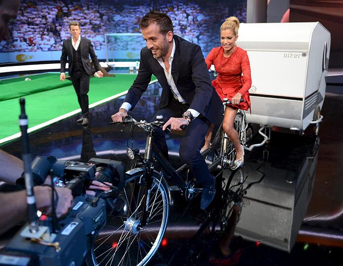 Doch damit nicht genug: Die van der Vaarts haben ihre Wette verloren und müssen jetzt mit dem Tandem einen Wohnwagen quer durchs Studio radeln!
