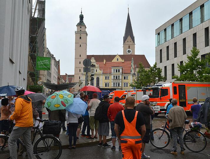 Geiselnahme in Ingolstadt. Das SEK ist vor Ort. Die Bilder vom Rathaus-Platz.