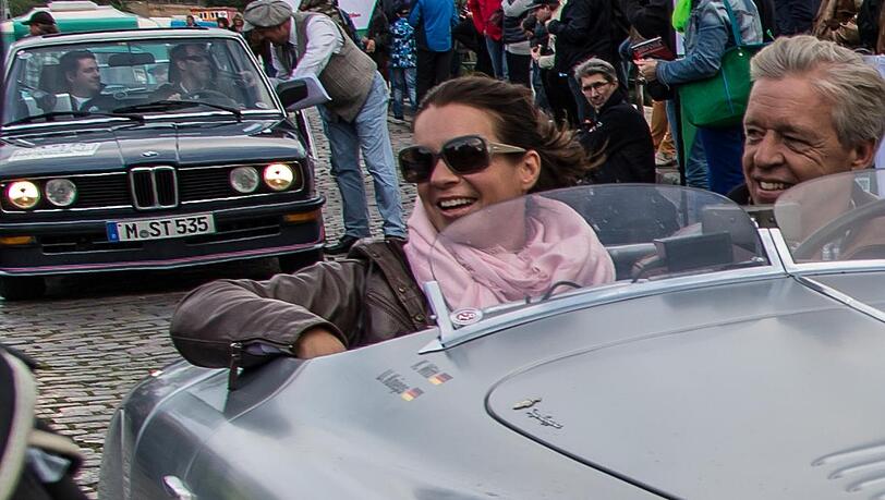 Kati Witt und ihr Fahrer Ulrich Knieps (BMW Kommunikation) im 110 PS starken BMW 328 Touring Roadster „Berlin-Rom“, Baujahr 1941. Kati Witt und ihr Fahrer Ulrich Knieps (BMW Kommunikation) im 110 PS starken BMW 328 Touring Roadster „Berlin-Rom“, Baujahr 1941.