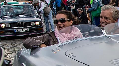 Kati Witt und ihr Fahrer Ulrich Knieps (BMW Kommunikation) im 110 PS starken BMW 328 Touring Roadster &bdquo;Berlin-Rom&ldquo;, Baujahr 1941.