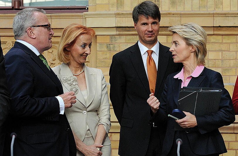 Harald Krüger mit Ursula von der Leyen (r.), nachdem er mit ihr über Frauen in Führungspositionen diskutiert hat.