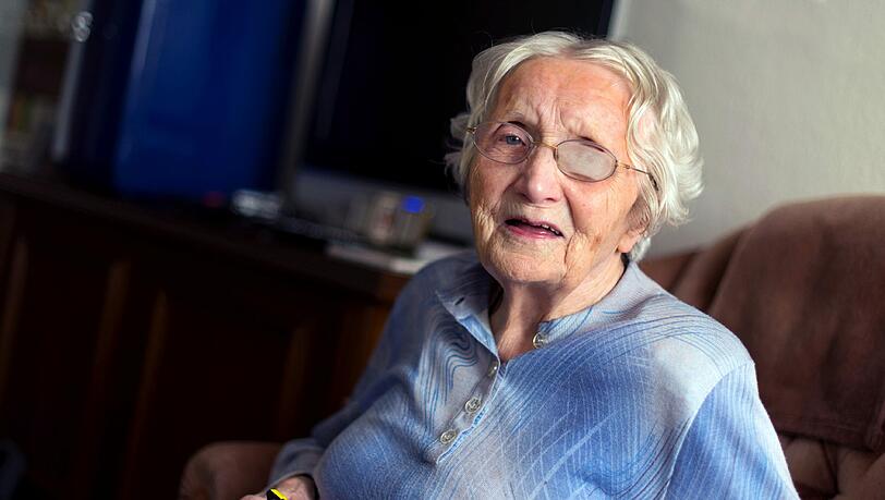 Hildegard M. ist 103 Jahre alt. Und sie ist keine Seltenheit mehr: Im Jahr 2014 waren laut Statistischem Bundesamt 16 860 Menschen mindestens 100 Jahre alt. Hildegard M. ist 103 Jahre alt. Und sie ist keine Seltenheit mehr: Im Jahr 2014 waren laut Statistischem Bundesamt 16 860 Menschen mindestens 100 Jahre alt.