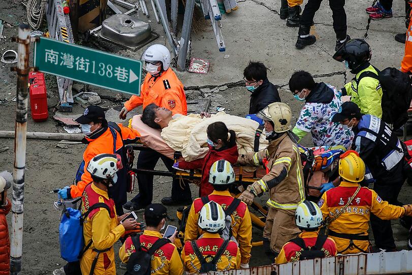 Bei einem schweren Erdbeben in Taiwan kamen mindestens fünf Menschen ums Leben, zahlreiche wurden verletzt. Rettungskräfte suchen seit den Morgenstunden nach Verschütteten.