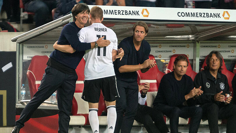Dank vom Bundestrainer und von den Rängen - bei Werners Auswechslung in der zweiten Halbzeit gab's viel Applaus.