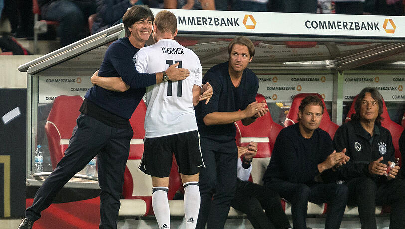 Dank vom Bundestrainer und von den Rängen - bei Werners Auswechslung in der zweiten Halbzeit gab's viel Applaus. Dank vom Bundestrainer und von den Rängen - bei Werners Auswechslung in der zweiten Halbzeit gab's viel Applaus.
