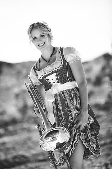 Christin (29) vom Musikverein Alpe im April der Sonderausgabe.