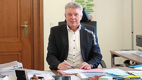 Er muss auch 2018 wieder viele Projekte anschieben: Oberbürgermeister Dieter Reiter (SPD) an seinem Schreibtisch im Rathaus.