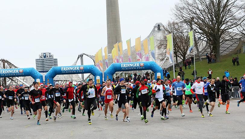 Etwa 1500 Teilnehmer rannten mit beim Nikolauslauf im Olympiapark. Etwa 1500 Teilnehmer rannten mit beim Nikolauslauf im Olympiapark.