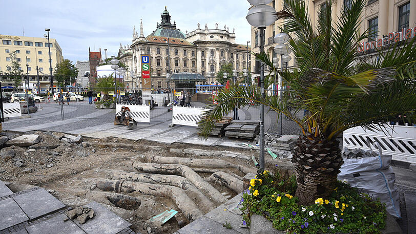 So sieht es aktuell am Stachus aus: Bauarbeiter mussten den Boden aufreißen, um die verkalkten Wasserrohre austauschen zu können.