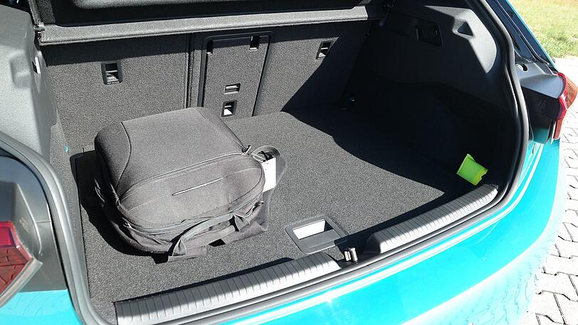 Der Kofferraum ist mit dem Fach unter dem Deckel 385 Liter groß - fünf mehr als beim Golf.