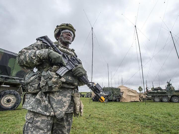 Ein US-Soldat steht nahe dem Truppenübungsplatz Grafenwöhr in Bayern. Foto: Armin Weigel/dpa/Archivbild