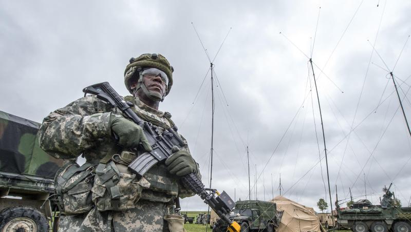 Ein US-Soldat steht nahe dem Truppenübungsplatz Grafenwöhr in Bayern. Foto: Armin Weigel/dpa/Archivbild Ein US-Soldat steht nahe dem Truppenübungsplatz Grafenwöhr in Bayern. Foto: Armin Weigel/dpa/Archivbild