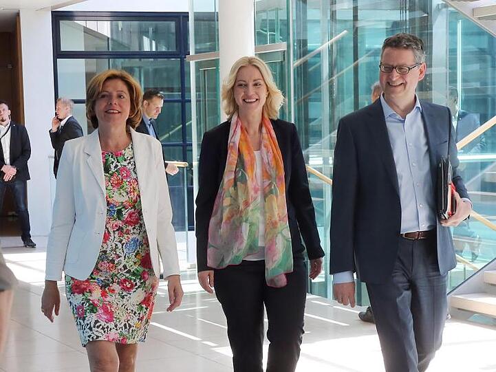 Die kommissarischen SPD-Vorsitzenden Malu Dreyer, Manuela Schwesig und Thorsten Schäfer-Gümbel auf dem Weg zur Sitzung des Parteivorstandes.