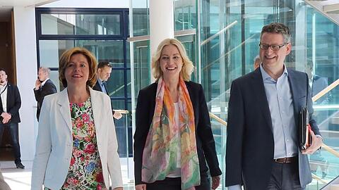 Die kommissarischen SPD-Vorsitzenden Malu Dreyer, Manuela Schwesig und Thorsten Schäfer-Gümbel auf dem Weg zur Sitzung des Parteivorstandes.