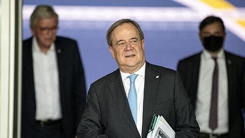 CDU-Chef Armin Laschet verlässt nach Sondierungsvorbereitungen das Konrad-Adenauer-Haus.