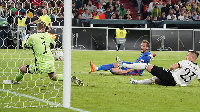 Großartig reagiert: Manuel Neuer ist bei einer Großchance von Harry Kane zur Stelle.