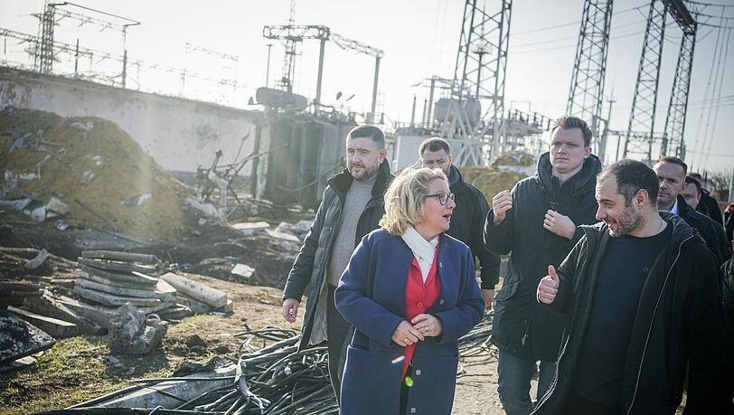 Svenja Schulze (m.) im Gerpräch mit Oleksandr Kubrakov (r.), Vize-Premierminister der Ukraine und Wiederaufbauminister.