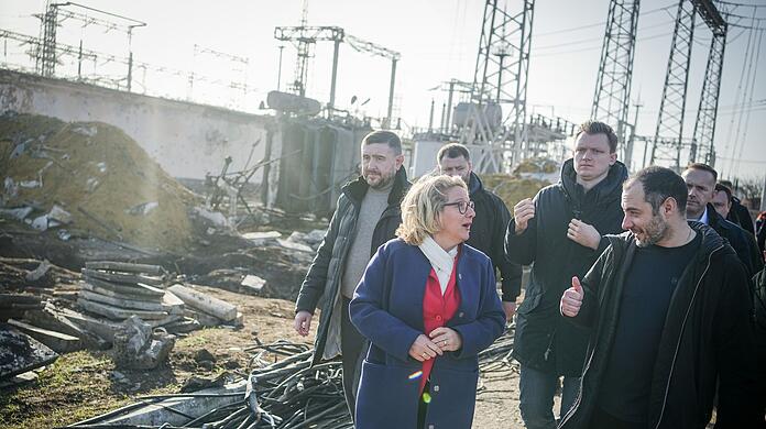 Svenja Schulze (m.) im Gerpräch mit Oleksandr Kubrakov (r.), Vize-Premierminister der Ukraine und Wiederaufbauminister.
