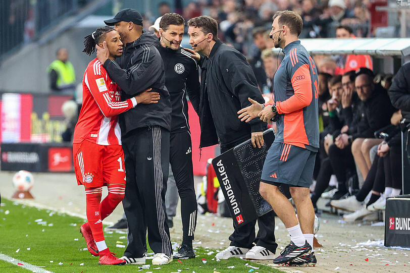 Bayerns Fl&uuml;gelspieler Michael Olise wird nach seinem provokanten Jubel von Trainer Vincent Kompany an der Seitenlinie beruhigt und ausgewechselt.