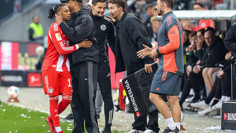 Bayerns Fl&uuml;gelspieler Michael Olise wird nach seinem provokanten Jubel von Trainer Vincent Kompany an der Seitenlinie beruhigt und ausgewechselt.