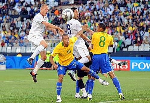 Beim Confed-Cup 2009 für die Selecao im Einsatz: Miranda (Nummer 15) gegen die US-Boys Jay DeMerit (l.) und Clint Dempsey.