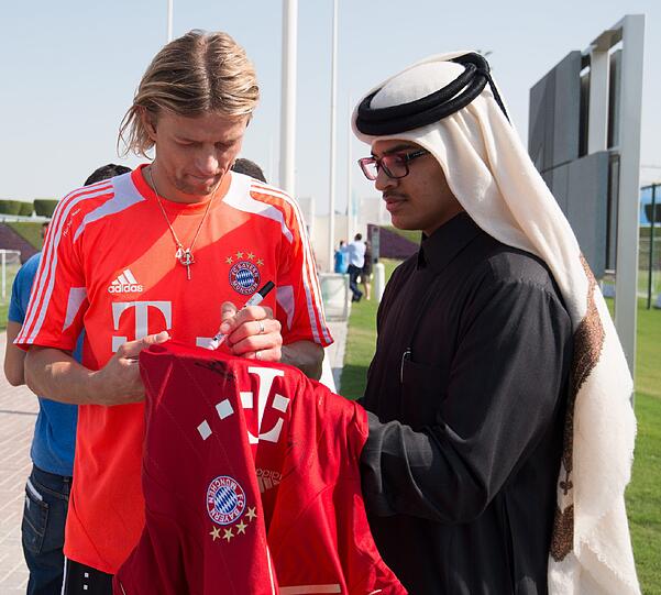 Anatoliy Tymoshchuk gibt ein Autogramm.