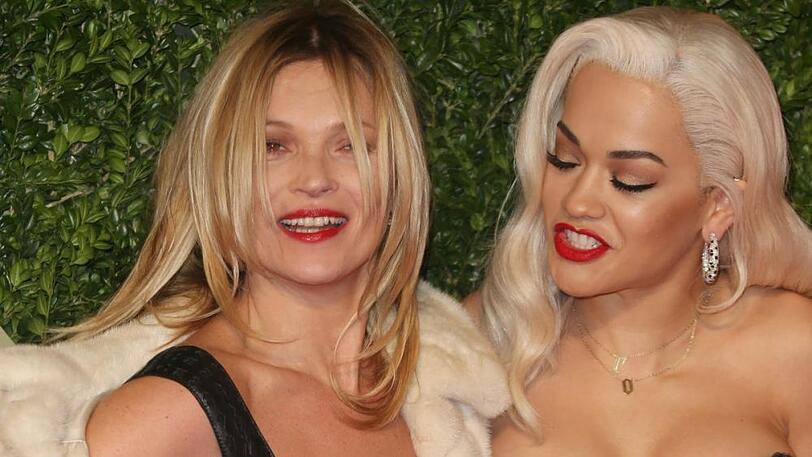 Kate Moss (li.) - hier mit Sängerin Rita Ora bei den British Fashion Awards - feiert schon mal etwas lauter.