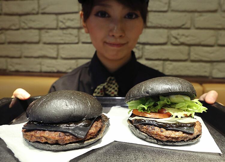 In Japan kommen bei Burger King seit neuestem schwarze Burger auf das Tablett.
