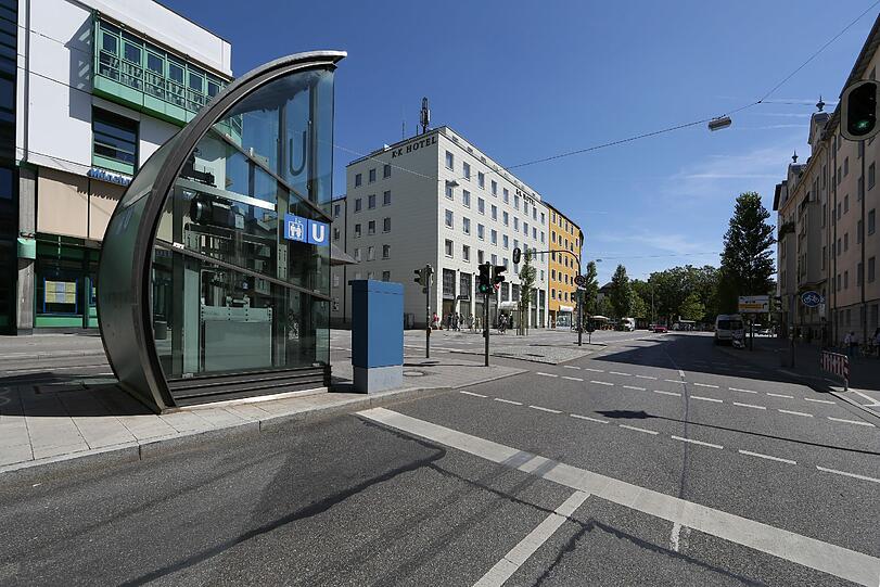 Harras Futuristischer U-Bahnausstieg in der Albert-Roßhaupter Straße.