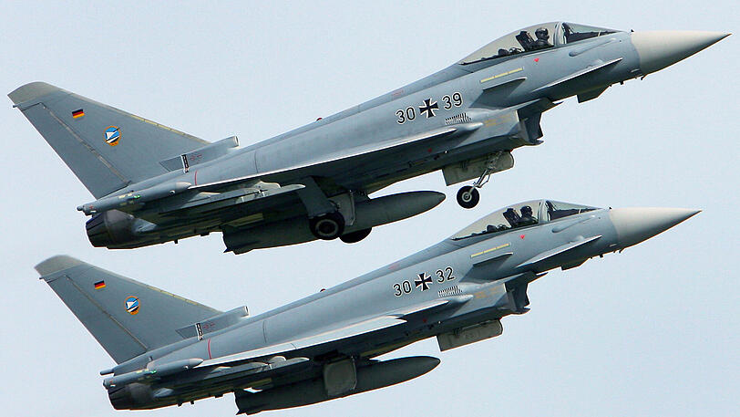 Zwei Eurofigher der Bundeswehr. Kampfjets haben am Donnerstag eine indische Maschine begleitet.