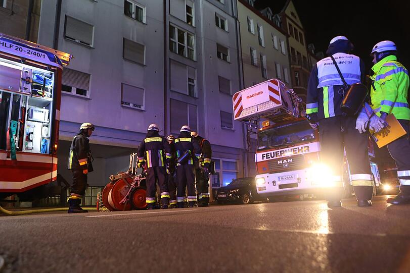 Die Feuerwehr fand in einem Bordell in Nürnberg eine tote Frau - die Bilder vom Einsatz.