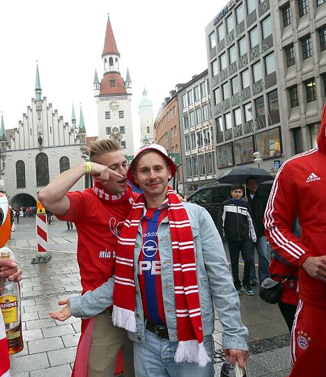 Die Bayernfans sind bereit für einen außergewöhnlichen Fußballabend. Bei brittischem Wetter und bayerischem Bier präsentieren sie die Fans lautstark am Marienplatz. Die besten Bilder.