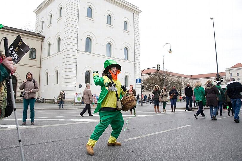 Irisches Brauchtum auf den Straßen München: Beim Umzug zum St. Patrick's Day sind Jung und Alt dabei - und gute Laune ist Pflicht.
