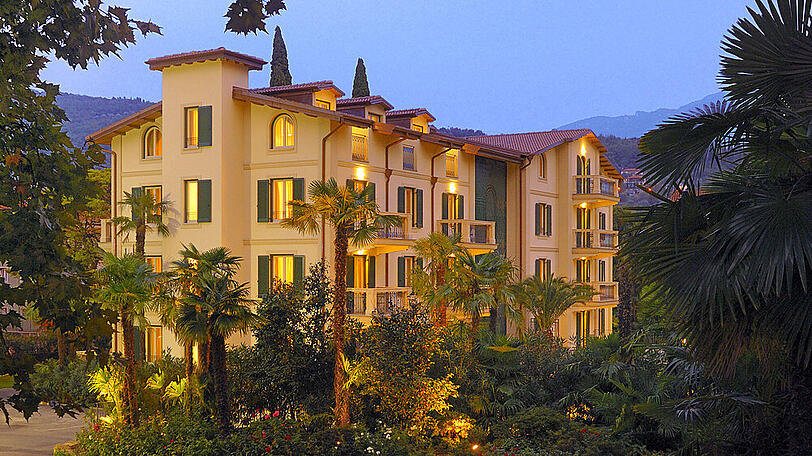 Malerisch in einem Park mit Palmen gelegen: Das 4*S-Hotel in Riva del Garda
