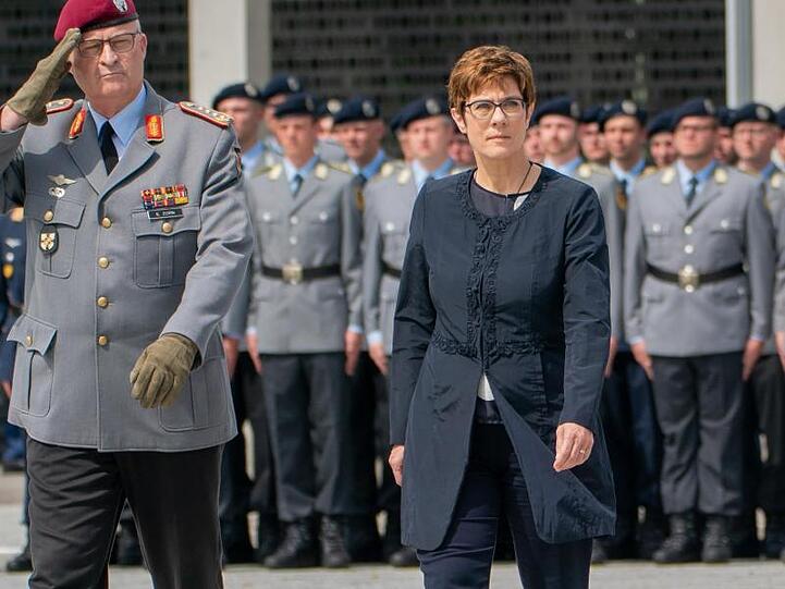 Kramp-Karrenbauer hat mehr Geld für die Bundeswehr gefordert und bringt damit den Koalitionspartner gegen sich auf.