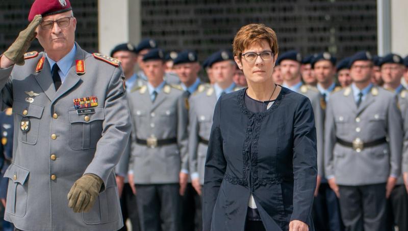 Kramp-Karrenbauer hat mehr Geld für die Bundeswehr gefordert und bringt damit den Koalitionspartner gegen sich auf. Kramp-Karrenbauer hat mehr Geld für die Bundeswehr gefordert und bringt damit den Koalitionspartner gegen sich auf.