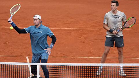 Jan-Lennard Struff (l) und Andreas Mies in Aktion.