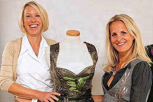 Dirndl als Hingucker: Madeleine Bierbrauer (l.) und Nina Wirtz mit einem Kleid, das die Finalistinnen auf dem Laufsteg tragen werden.