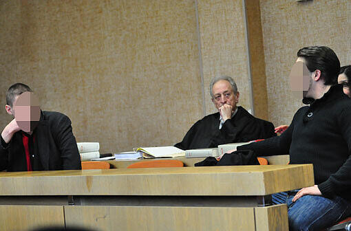 Die Angeklagten: Riccardo W. (21, l.) und Tayfun S. (21). Dahinter Anwalt Gerhard Bink.