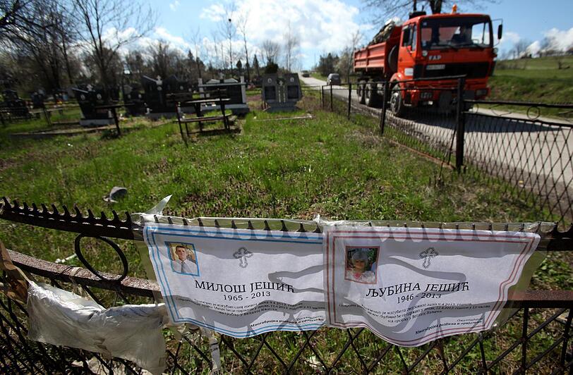 Todesanzeigen zweier Opfer des Amoklaufs in Velika Ivanca hängen am Friedhofzaun. Der Täter ist an den schweren Verletzungen, die er sich selbst zugefügt hatte verstorben.