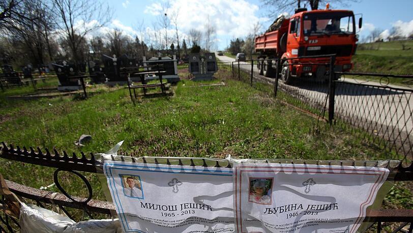 Todesanzeigen zweier Opfer des Amoklaufs in Velika Ivanca hängen am Friedhofzaun. Der Täter ist an den schweren Verletzungen, die er sich selbst zugefügt hatte verstorben. Todesanzeigen zweier Opfer des Amoklaufs in Velika Ivanca hängen am Friedhofzaun. Der Täter ist an den schweren Verletzungen, die er sich selbst zugefügt hatte verstorben.