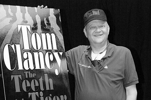 01. Oktober: Tom Clancy (66): Der US-amerikanische Schriftsteller war durch Politthriller wie "Jagd auf Roter Oktober" weltbekannt.